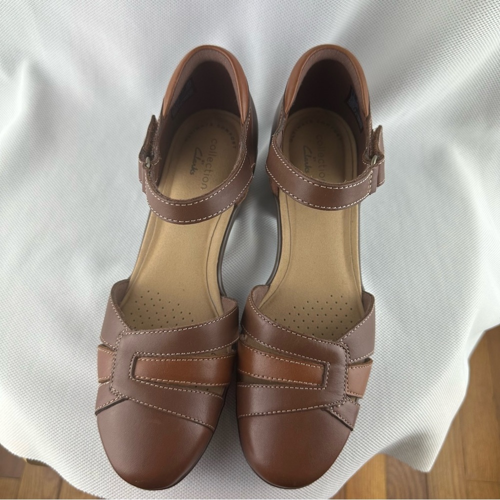 NWOT Clarks Brown Leather Heels with Adjustable Strap and Classic Design